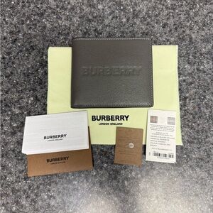 NWT $480 Burberry Men’s Leather Bifold Wallet Embossed Logo Grey 80528821